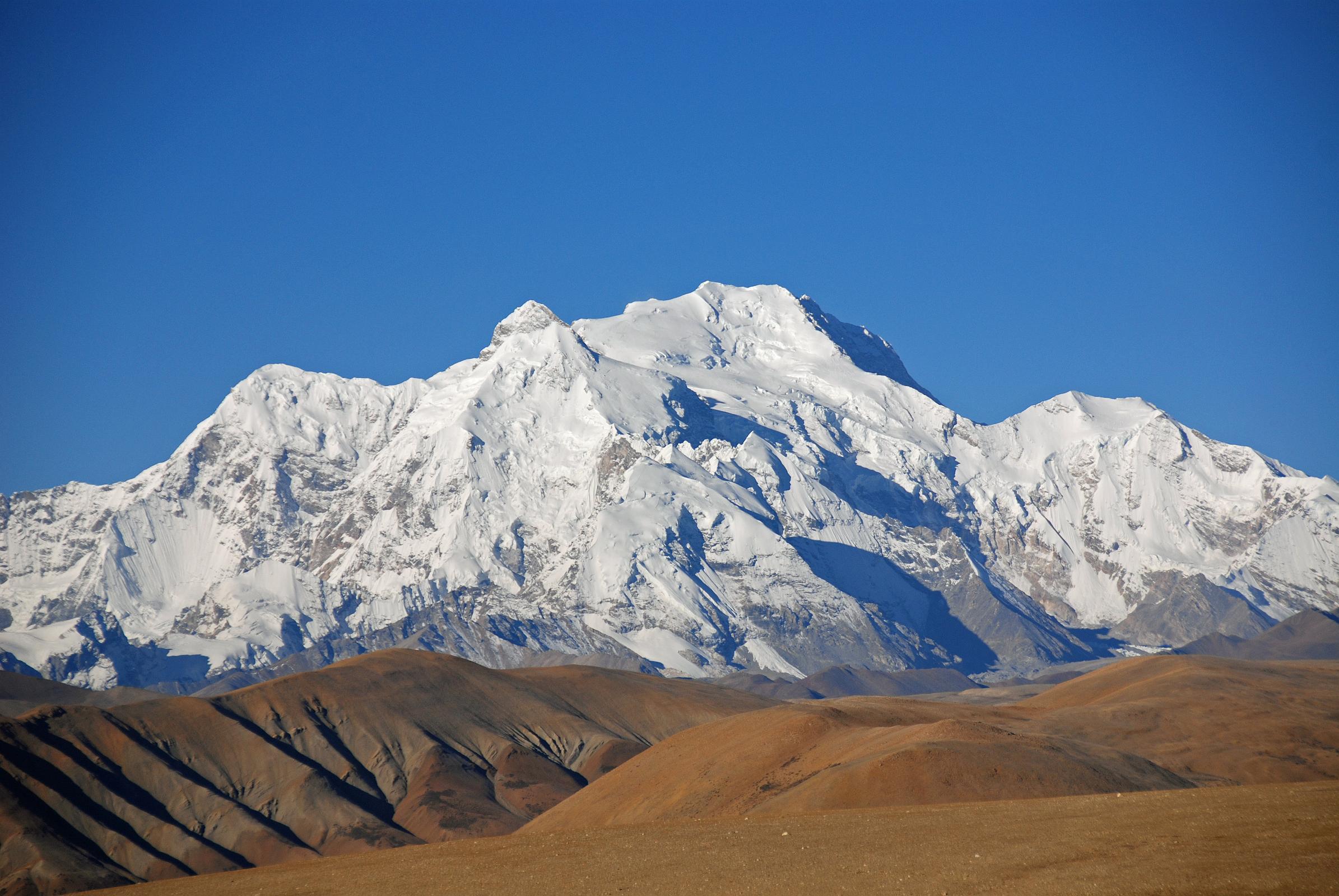 09 Pungpa Ri, Phola Gangchen And Shishapangma From Tong La The mountain panorama from the Tong La (5143m) between Nyalam and Tingri includes Pungpa Ri (7445m), Phola Gangchen (7661m) and Shishapangma (8012m).